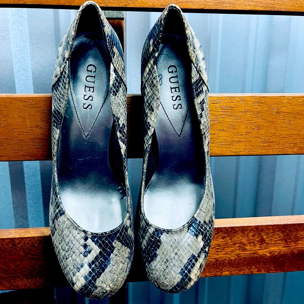 ➡️ BOGO ⬅️ GUESS Snake Skin Platform Pumps/ Used